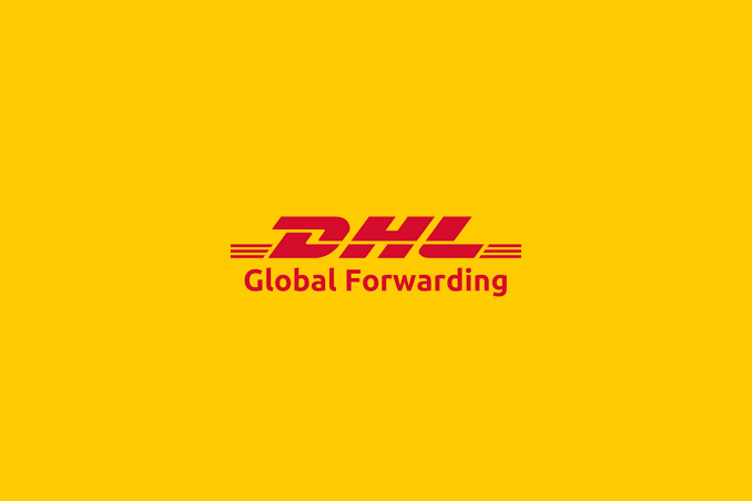 tuketicideney's tweet photo. ♦️DHL'de yaşanan skandal olayı takipçimiz anlattı: 

"Olayın yaşandığı gün oruçluydum. Saat 18.00'e birkaç dakika kala bana yine görevim olmayan kargo kestirme, dosya dağıtma ve araç yıkama işi yaptırmaya çalıştı. Sürekli mobbing gördüğüm için bugüne kadar bunları yapıyordum ancak o gün çok yorulduğumu ve aracı ertesi gün yıkayacağımı söyledim.

Bunun üzerine bana, 'Birkaç gündür zaten ölü gibi çalışıyorsun.' dedi. Ben de oruçlu olduğumu ve buna rağmen diğer çalışanlardan daha fazla performans gösterdiğimi söyledim.

Kargo işi yapanlar bilir; sabah kargoları ayırıp araca yüklüyoruz, dağıtıma çıkıyoruz, sonra depoya dönüp yeniden kargo toplayarak araçlara diziyoruz. Özellikle cumartesileri ve yoğun günlerde her gün yaklaşık 2 saat fazla mesai yapıyorduk ancak bunun ücreti ödenmiyordu. SGK primlerimizin de eksik yatırıldığını biliyorduk.

Ardından bana, 'Siktir git, istifa et. Dayanamıyorsun.' dedi. Ben de, 'Tazminat hakkım var, neden istifa edeyim?' diye karşılık verdim. Bunun üzerine, 'Git, yiyorsa polise şikâyet et, kime ediyorsan et.' dedi. Telefonumu elime alıp polisi aramaya başladığım sırada üzerime saldırdı.

Olayın ardından darp raporu alarak şikâyetçi oldum. Benden sonra iki çalışma arkadaşım da aynı mobbing nedeniyle işten ayrıldı.

Yemek paraları ve bazı ödemeler de vergiden kaçınmak amacıyla elden veya farklı şekillerde yapılıyordu.

Aradan 5 ay geçmesine rağmen kıdem tazminatım hâlâ ödenmedi. Hatta açıkça ödenmeyeceği söylendi. Öte yandan, ismimi lekelediğim gerekçesiyle DHL'in acenteye ceza kestiği söylenmesine rağmen benim yasal haklarım hâlâ teslim edilmedi. Bana saldıran kişi ise acente müdürüydü."