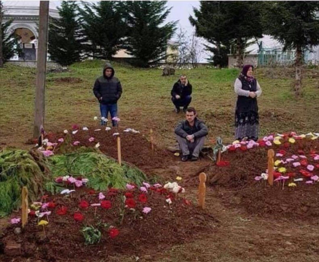 bediraslan01's tweet photo. ṢU TAG'A BİR EL ATSAK GÜZEL İNSANLAR

Cizre'de Öğretmenlik yaparken KHK ile atılıyor,tutuklanıyor ve hapsediliyor.

Giresun'daki ailesi görüşe giderken trafik kazası geçiriyor ve hepsi ölüyor.

Öğretmene 4 gün izin veriliyor ve ailesinin başında böylece oturuyor

#TenkildeOnYıl https://t.co/NsP9eyAja4