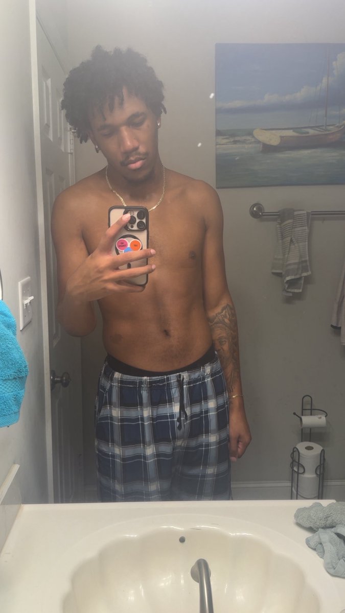 Devean019's tweet photo. Wash day 💦💆 #viral #fypシ゚viral #fyp #lightskin #newpost https://t.co/KLn5sKncT8