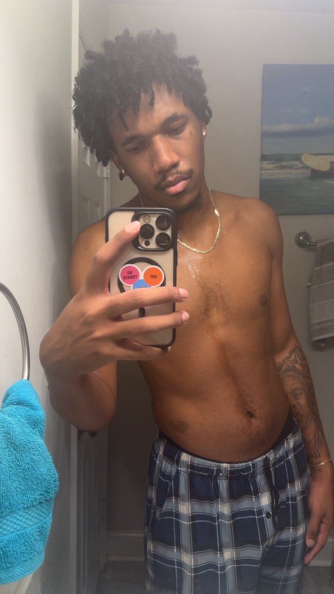 Devean019's tweet photo. Wash day 💦💆 #viral #fypシ゚viral #fyp #lightskin #newpost https://t.co/KLn5sKncT8