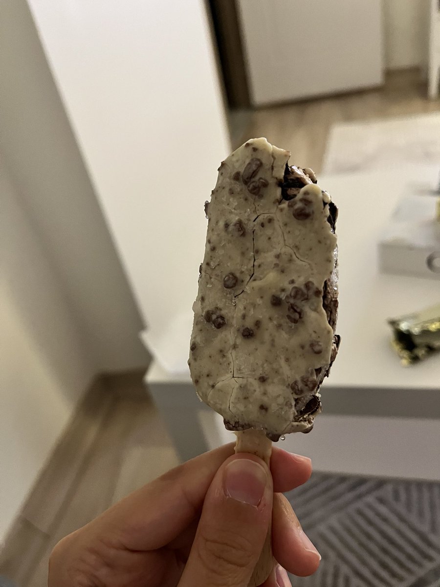 Cydbtr's tweet photo. SKT si geçmemesine rağmen MAGNUM dondurma karlanmış  şekilde çıktı içindeki dondurma kısmı ise parça parça pismaniye kıvamında dondurma ile alakası yok basbayat. ACİL MAĞDURİYETİMİN GİDERİLMESİNİ RİCA EDERİM 6lı dondurma hepside bayat bozuk !! 

@MagnumSA @MagnumIceCream @magnum https://t.co/8JVx4ZVEwH