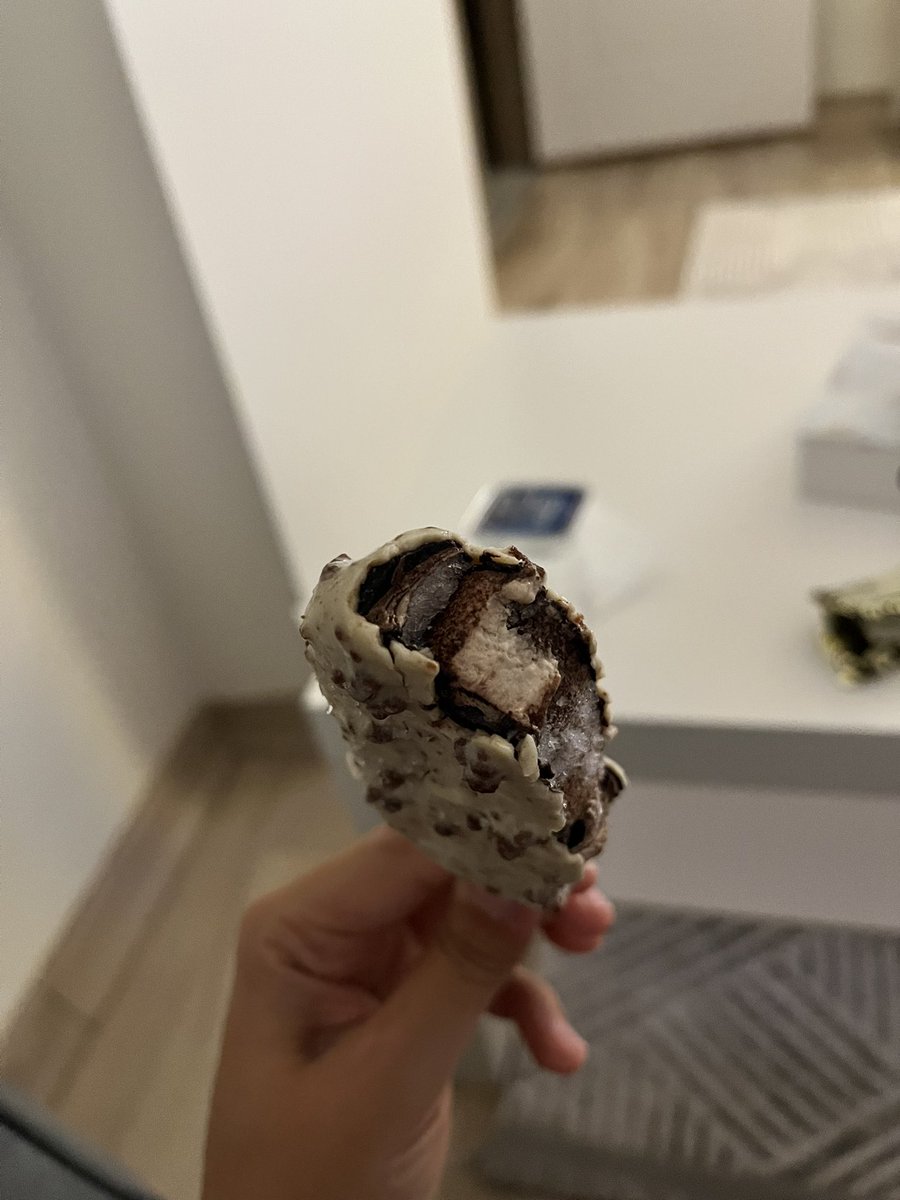 Cydbtr's tweet photo. SKT si geçmemesine rağmen MAGNUM dondurma karlanmış  şekilde çıktı içindeki dondurma kısmı ise parça parça pismaniye kıvamında dondurma ile alakası yok basbayat. ACİL MAĞDURİYETİMİN GİDERİLMESİNİ RİCA EDERİM 6lı dondurma hepside bayat bozuk !! 

@MagnumSA @MagnumIceCream @magnum https://t.co/8JVx4ZVEwH