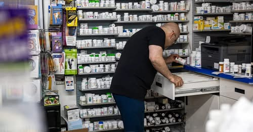 JamesTate121's tweet photo. Donald Trump and his team already scrapped subsidies for Affordable Care Act consumers. Now, they’re also ending prescription drug subsidies for millions of Medicare beneficiaries.
The bills will start reaching mailboxes right before the midterms.
https://t.co/HXkkEwoe2b https://t.co/ArDCAekiYv