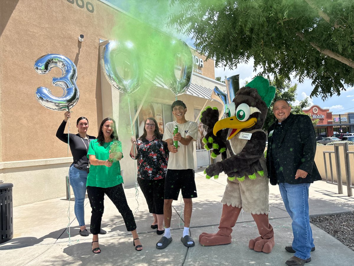 nusendacu's tweet photo. 🎉 Celebrating 300,000 members! Michelle Dearholt welcomed Jeremiah, our milestone member, at South Valley. Thanks for trusting Nusenda! #Nusenda #Milestone @MichelleDearholt https://t.co/PWOybNPZEb