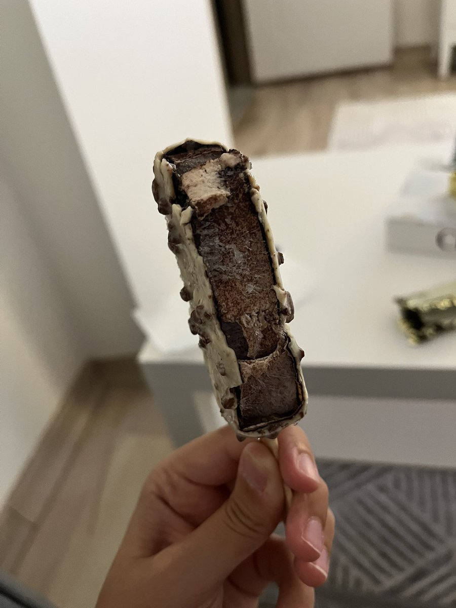 Cydbtr's tweet photo. SKT si geçmemesine rağmen MAGNUM dondurma karlanmış  şekilde çıktı içindeki dondurma kısmı ise parça parça pismaniye kıvamında dondurma ile alakası yok basbayat. ACİL MAĞDURİYETİMİN GİDERİLMESİNİ RİCA EDERİM 6lı dondurma hepside bayat bozuk !! 

@MagnumSA @MagnumIceCream @magnum https://t.co/8JVx4ZVEwH