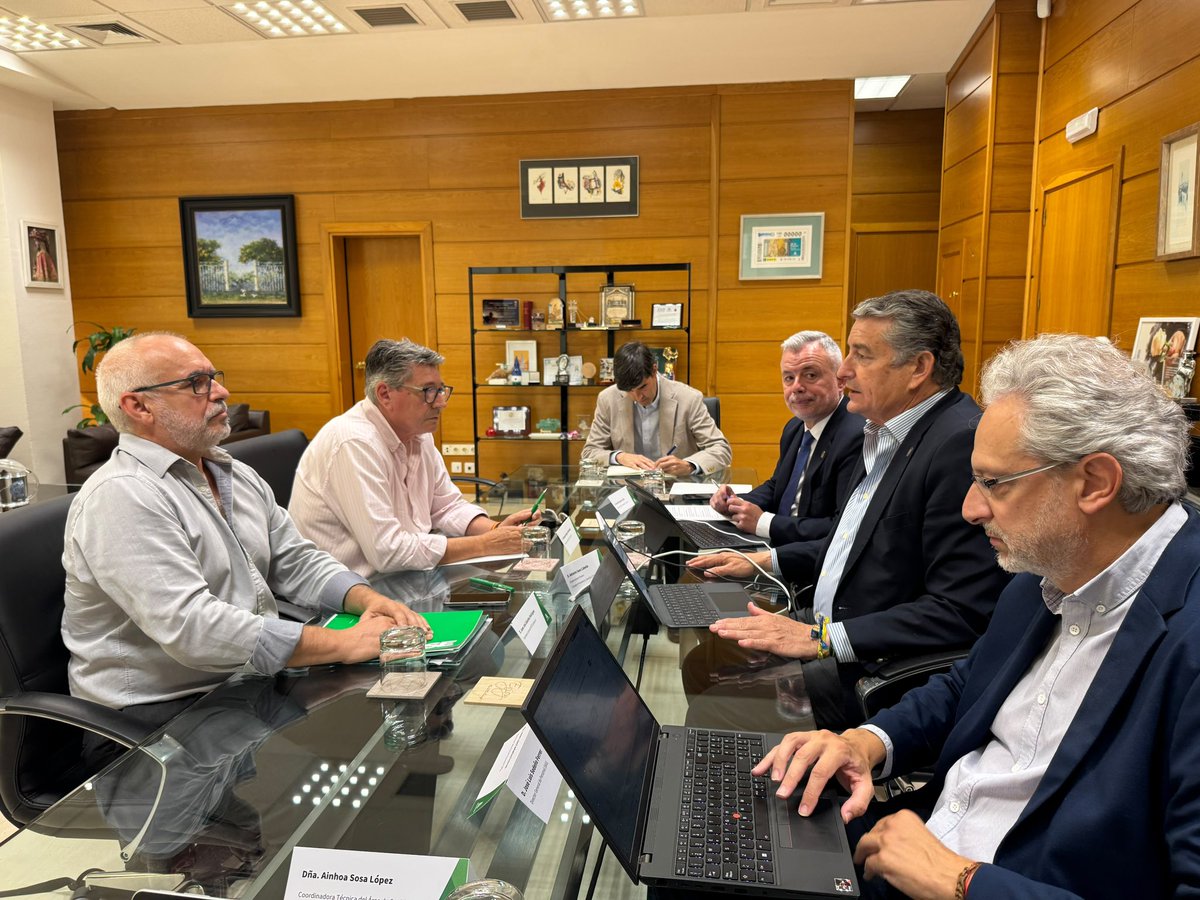 antoniosanz's tweet photo. Siempre es positivo escuchar a quienes representan a nuestros profesionales sanitarios.

Hoy me he reunido con @SATSE_Andalucia para abordar los retos presentes y futuros de nuestra sanidad pública desde el diálogo, la colaboración y el compromiso con la mejora continua del sistema sanitario andaluz.