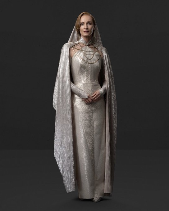 AlanIssacE's tweet photo. Los diseños de vestuario en Andor son simplemente increíbles ✨🌌

Mon Mothma siempre transmite elegancia, poder y esa vibra política sofisticada con cada outfit 😭🔥 https://t.co/amiWLjyboQ
