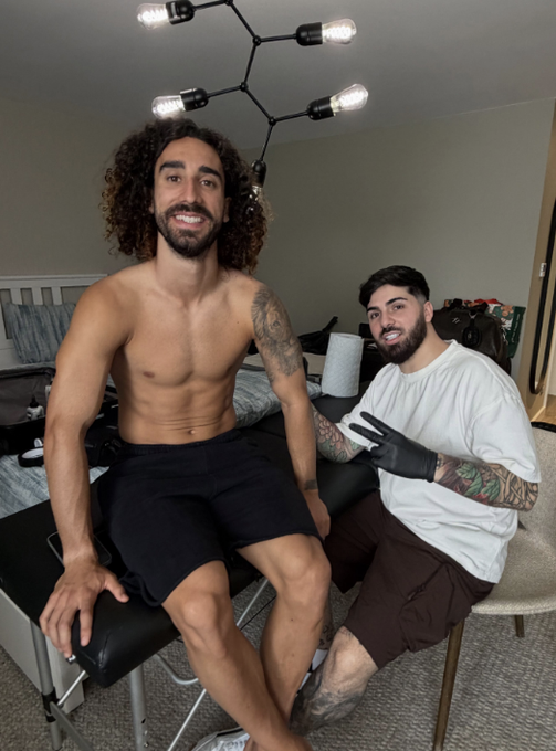 TTendenciaX's tweet photo. "Cucurella":
Porque el jugador español sorprendió a todos con su nuevo tatuaje de Daniel Arcucci. https://t.co/YmoPfexswQ