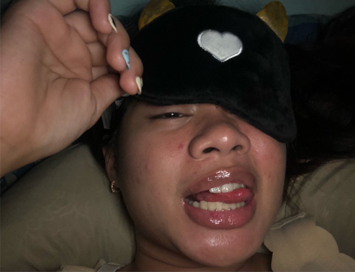 migraain's tweet photo. fungsi pake penutup mata = biar bangun siang 🤍 https://t.co/J3Zw9HkA8l
