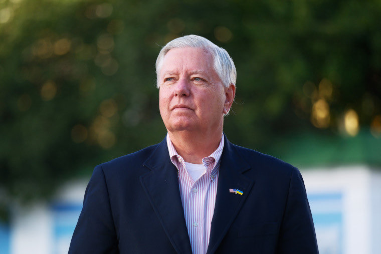MichaelS725's tweet photo. I watched the beautiful funeral service for Senator Lindsey Graham today and was deeply moved by the many South Carolinians and people who knew him well who paid their respects to him. He was truly a great American who dedicated his life to serving the country. RIP Sir. 🫡 https://t.co/McM6wGXcWY