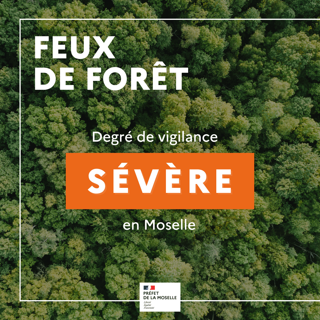 Prefet57's tweet photo. #Information #Sécheresse #FeuxDeForêt 💧🔥 | Passage en alerte renforcée sécheresse et vigilance sévère feux de forêt en Moselle

Au vu des conditions météorologiques, de la chaleur et de la sécheresse, Pascal Bolot, préfet de la #Moselle, a décidé de renforcer les mesures de restriction liées à la sécheresse sur une partie du territoire et de placer l’ensemble du département en vigilance sévère feux de forêt à compter du 29 juillet 2026 à 12 h.

💧 Les zones « Moselle aval, Orne, Nied et Seille » et « Moselle amont et Meurthe » sont placées en alerte renforcée sécheresse afin de limiter les usages de l’eau et préserver cette ressource.

Parmi les principales mesures :

🌱 Arrosage des espaces verts, pelouses et massifs fleuris interdit de 10h à 20h (hors exceptions prévues pour les jeunes arbres et arbustes) ;
💧 Prélèvements d’eau dans les cours d’eau, fossés et canaux interdits (hors abreuvement des animaux et exceptions réglementaires) ;
⛳ Arrosage des golfs limité aux greens et départs uniquement ;
🏊 Remplissage et vidange des piscines collectives interdits (sauf dérogations) ;
🌾 Irrigation des cultures soumise à des restrictions horaires de 8h à 20h ;
🚧 Interventions dans les cours d’eau limitées, sauf exceptions encadrées.

Sur le reste du département, les restrictions du niveau d’alerte sécheresse restent applicables.

👉 Détail des mesures liées à la sécheresse : https://t.co/cefRERhatM
👉 Restrictions liées au risque de feux de forêt : https://t.co/wOPNOPTmaT

#ChaqueGesteCompte #Prévention #Moselle