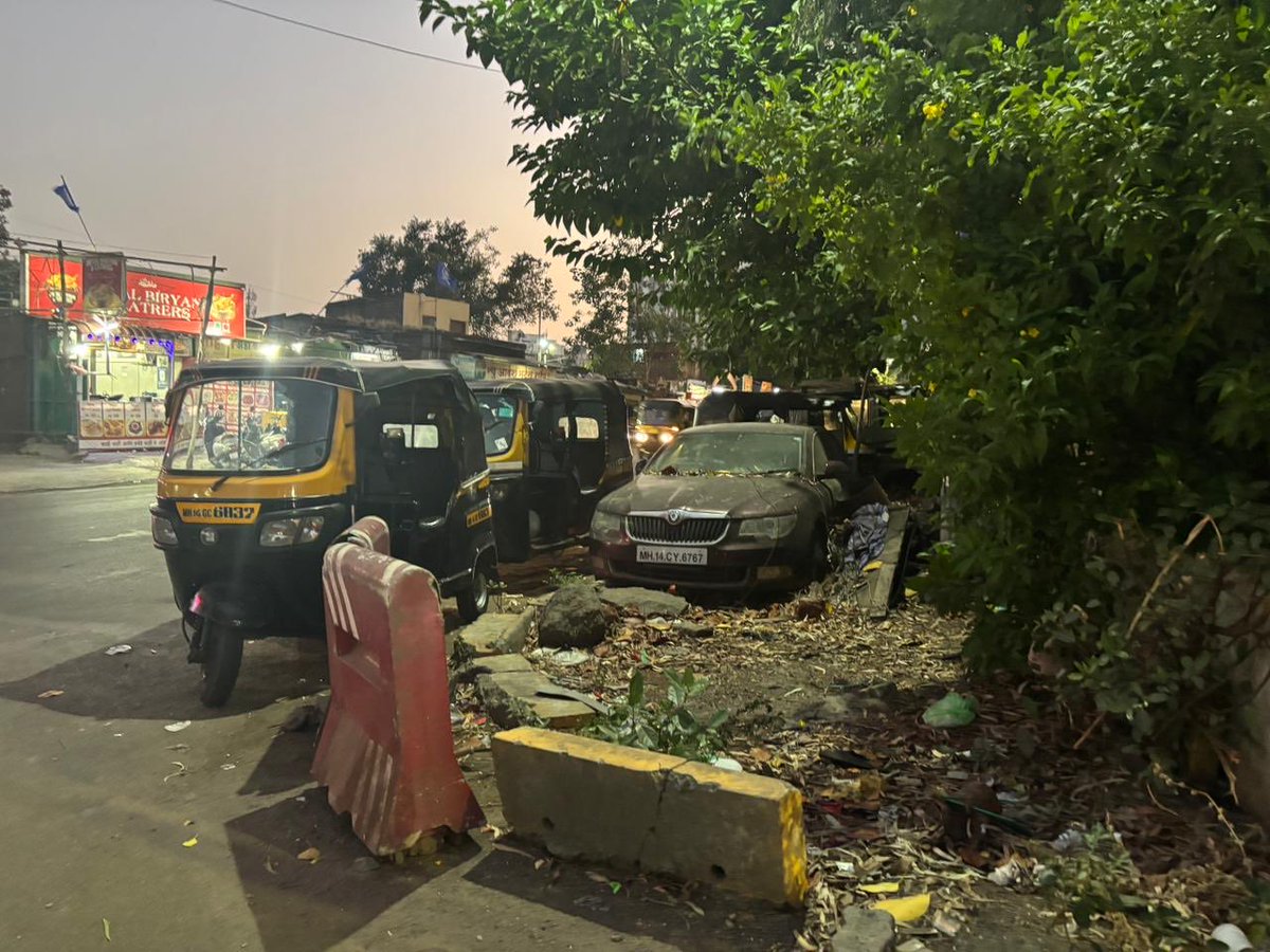 Sagar_Killekar's tweet photo. @pcmccomm  @pcmcindiagovin  
@PCcityPolice 

“NO-PARKING ZONE” HAS BEEN DECLARED AT BOTH GATES OF ANTHEIA COOP HOUSING SOCIETY LTD. BY PIMPRI DCP official and TRAFFIC POLICE but till never been implemented on the ground. https://t.co/dDWOXcSJij