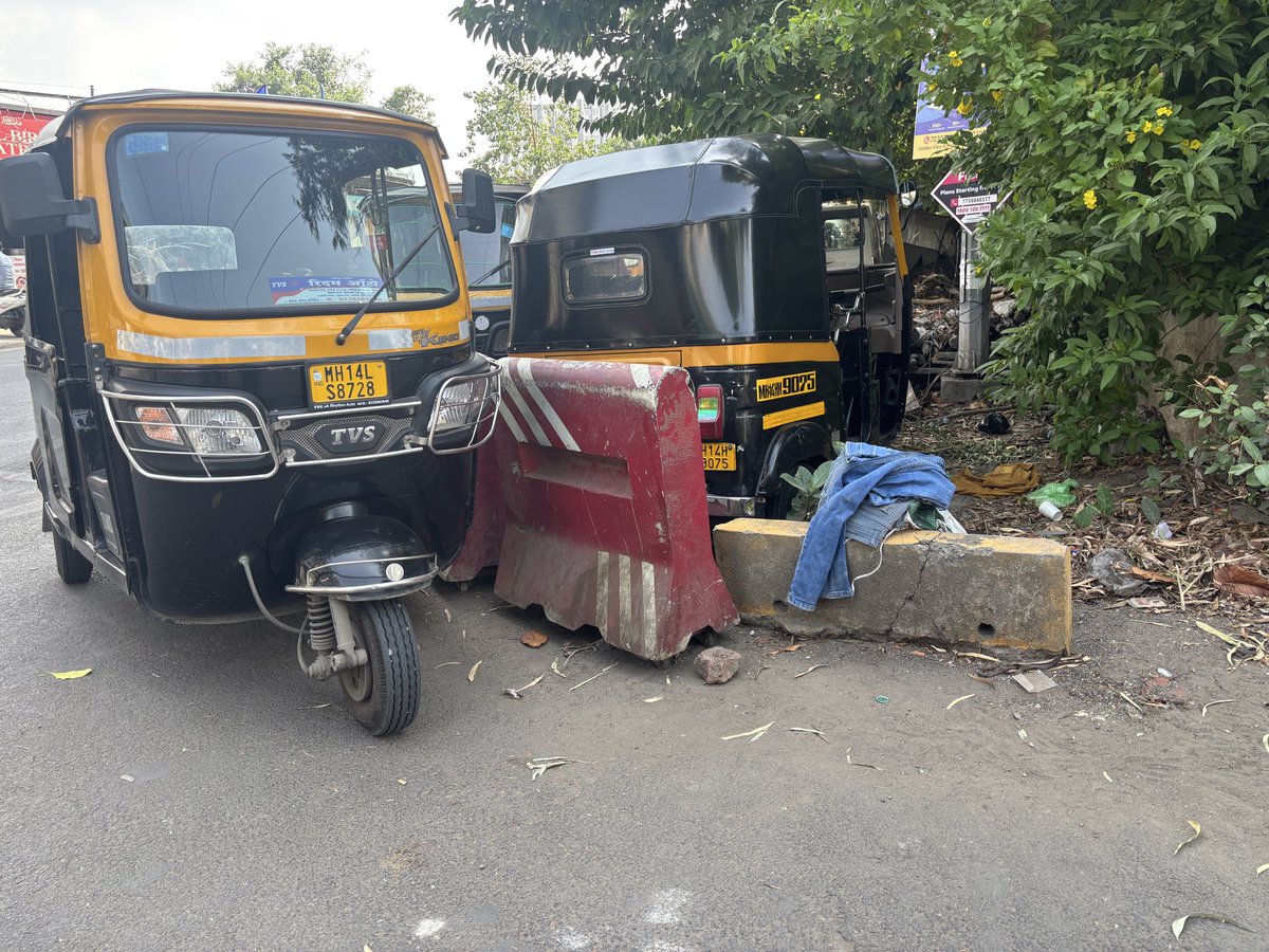 Sagar_Killekar's tweet photo. @pcmccomm  @pcmcindiagovin  
@PCcityPolice 

“NO-PARKING ZONE” HAS BEEN DECLARED AT BOTH GATES OF ANTHEIA COOP HOUSING SOCIETY LTD. BY PIMPRI DCP official and TRAFFIC POLICE but till never been implemented on the ground. https://t.co/dDWOXcSJij