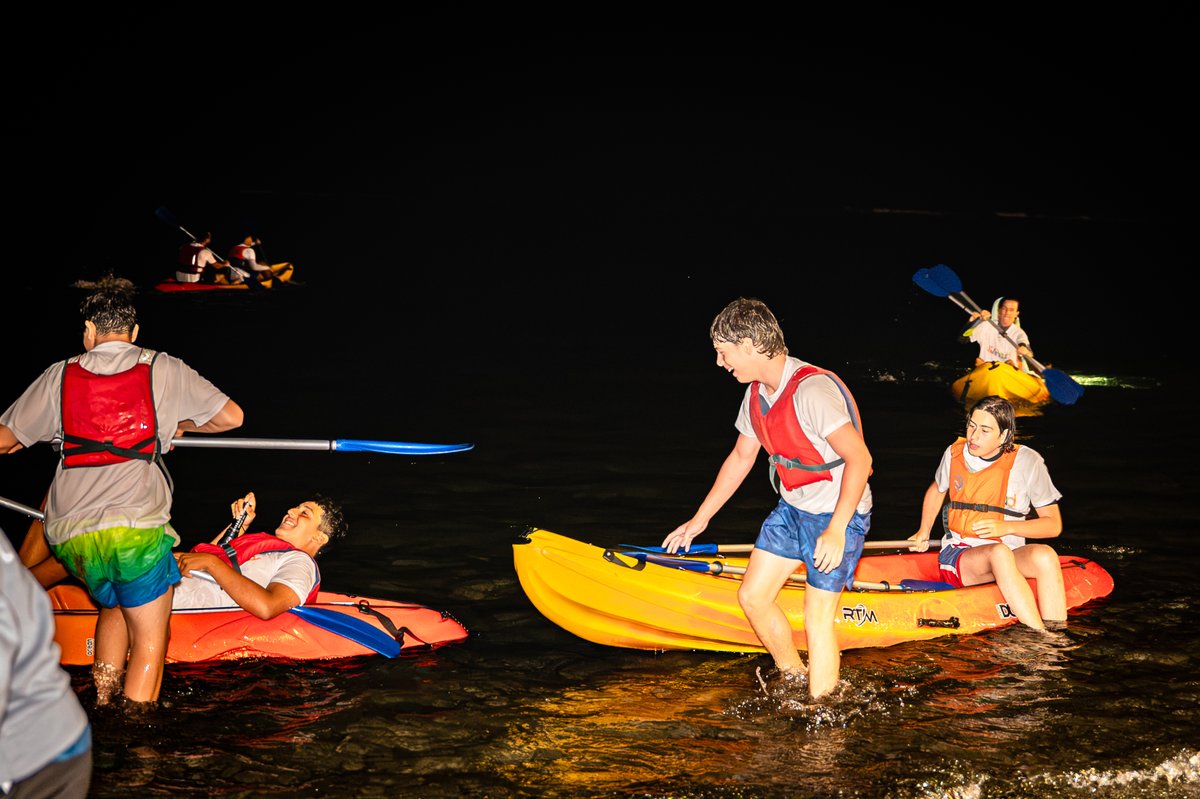 LPAJuventud's tweet photo. 🌙🚣 Cuando cayó la noche... nos lanzamos al agua.

Después de unas cuantas actividades de kayak este verano, ya le teníamos cogido el truco, así que tocaba disfrutar de una experiencia diferente: remar bajo la noche. 

✨ ¡El verano sigue regalándonos momentos para recordar! https://t.co/HRydP83uF8