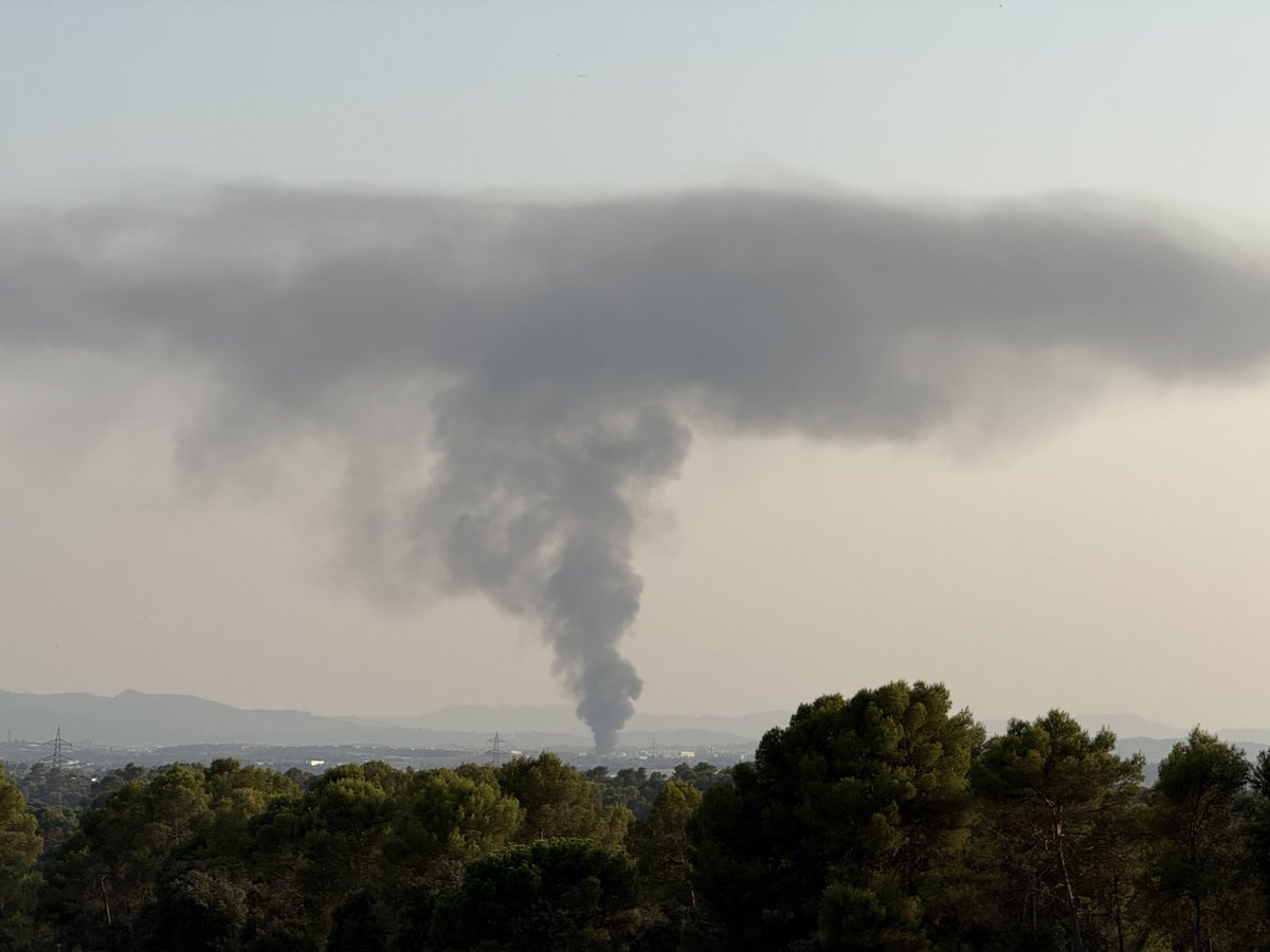 antoniosbd's tweet photo. @antiradarcatala incendi sembla Santa Perpètua, Nau Idustrial, fong de fum negre força característic vist des de Lliçà d’Amunt https://t.co/tdr4BbUBO8