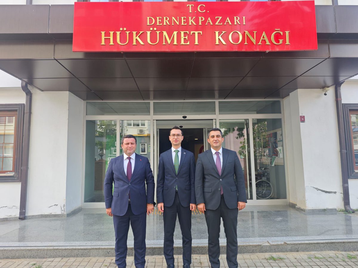 yomragovtr's tweet photo. Kaymakamımız Sayın Oğuzhan Ocak, Of Kaymakamı Sayın Eşref Akça ile birlikte, ilçelerindeki görevlerine yeni başlayan Çaykara Kaymakamı Sayın Ahmet Rıfat Arık ve Dernekpazarı Kaymakamı Sayın Miralp Çeber’i makamlarında ziyaret ederek hayırlı olsun dileklerini ilettiler. https://t.co/p4pYeKsJDi