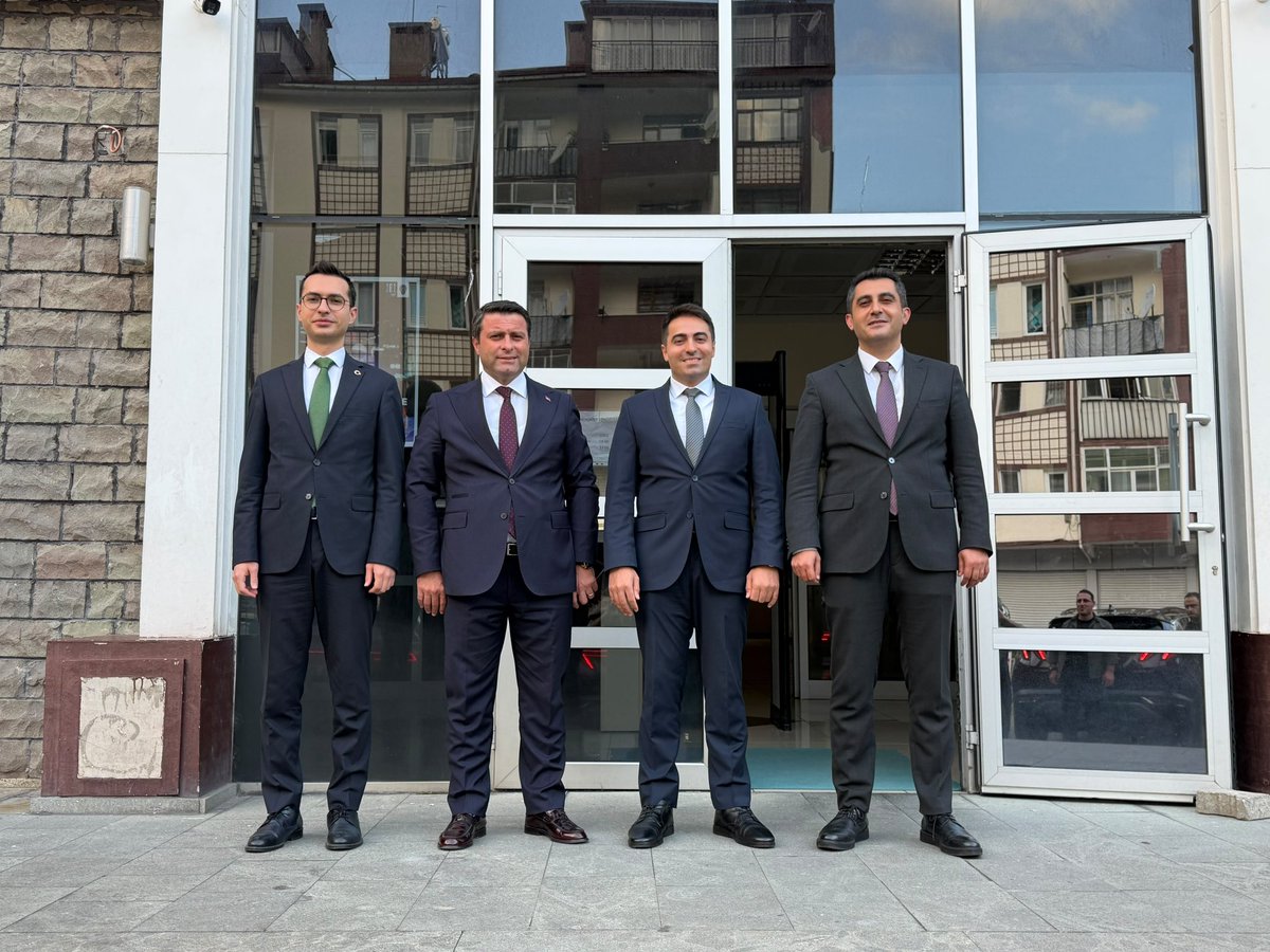 yomragovtr's tweet photo. Kaymakamımız Sayın Oğuzhan Ocak, Of Kaymakamı Sayın Eşref Akça ile birlikte, ilçelerindeki görevlerine yeni başlayan Çaykara Kaymakamı Sayın Ahmet Rıfat Arık ve Dernekpazarı Kaymakamı Sayın Miralp Çeber’i makamlarında ziyaret ederek hayırlı olsun dileklerini ilettiler. https://t.co/p4pYeKsJDi