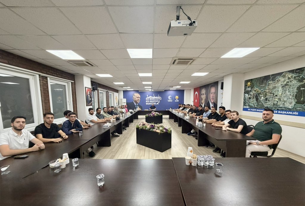 akbasaksehir's tweet photo. Haftalık olağan yönetim kurulu toplantımızı gerçekleştirdik. Beraberlik içerisinde hedeflerimize emin adımlarla yürüyoruz.

Durmak yok, gençlik hazır! 🇹🇷 https://t.co/uSUmwI1EWw