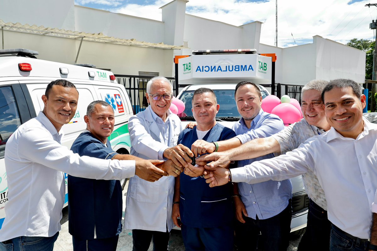 MinSaludCol's tweet photo. El #MinSalud @GA_Jaramillo hizo entrega simbólica de 2 vehículos de transporte asistencial, una ambulancia básica y una ambulancia medicalizada. Vehículos que fortalecerán la atención de emergencias y el traslado oportuno de pacientes, especialmente desde las zonas rurales hacia los servicios de mayor complejidad.

“Fortalecer la red pública también significa garantizar que las personas puedan acceder a la atención cuando más lo necesitan. Estos vehículos representan una respuesta más oportuna, más segura y mejores oportunidades para salvar vidas en el territorio”, afirmó el ministro.

Con esta entrega, el Gobierno nacional continúa fortaleciendo la capacidad resolutiva de la red pública hospitalaria y completa la inversión total de 10.476 millones de pesos en el municipio de Calarcá, Quindio.  

#ConDignidadCumplimos