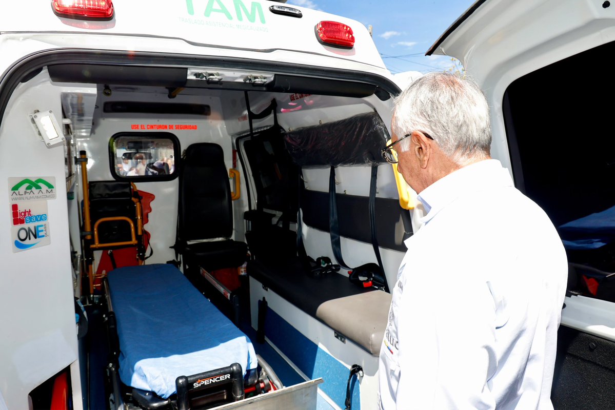 MinSaludCol's tweet photo. El #MinSalud @GA_Jaramillo hizo entrega simbólica de 2 vehículos de transporte asistencial, una ambulancia básica y una ambulancia medicalizada. Vehículos que fortalecerán la atención de emergencias y el traslado oportuno de pacientes, especialmente desde las zonas rurales hacia los servicios de mayor complejidad.

“Fortalecer la red pública también significa garantizar que las personas puedan acceder a la atención cuando más lo necesitan. Estos vehículos representan una respuesta más oportuna, más segura y mejores oportunidades para salvar vidas en el territorio”, afirmó el ministro.

Con esta entrega, el Gobierno nacional continúa fortaleciendo la capacidad resolutiva de la red pública hospitalaria y completa la inversión total de 10.476 millones de pesos en el municipio de Calarcá, Quindio.  

#ConDignidadCumplimos