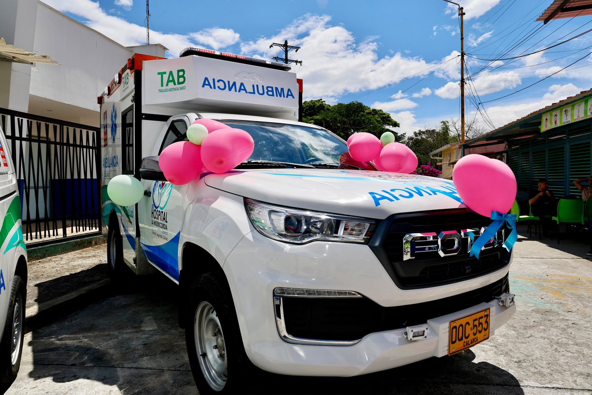MinSaludCol's tweet photo. El #MinSalud @GA_Jaramillo hizo entrega simbólica de 2 vehículos de transporte asistencial, una ambulancia básica y una ambulancia medicalizada. Vehículos que fortalecerán la atención de emergencias y el traslado oportuno de pacientes, especialmente desde las zonas rurales hacia los servicios de mayor complejidad.

“Fortalecer la red pública también significa garantizar que las personas puedan acceder a la atención cuando más lo necesitan. Estos vehículos representan una respuesta más oportuna, más segura y mejores oportunidades para salvar vidas en el territorio”, afirmó el ministro.

Con esta entrega, el Gobierno nacional continúa fortaleciendo la capacidad resolutiva de la red pública hospitalaria y completa la inversión total de 10.476 millones de pesos en el municipio de Calarcá, Quindio.  

#ConDignidadCumplimos