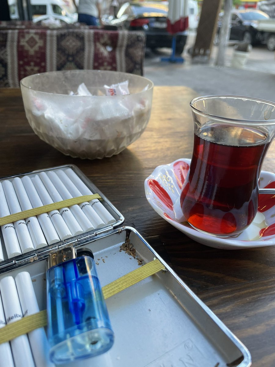 fenniziraatci's tweet photo. Epeydir yazmıyorum, içimden gelmiyordu. Yazıyorum kimse görmüyor, kendi kendime konuşuyorum gibi geliyordu.
Hala da öyle hissediyorum ama artık yazacağım. Yazmazsam kendimi yitiriyorum çünkü... https://t.co/zkT8uVlqcR