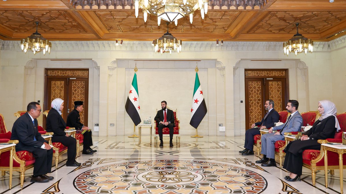 LaraLar51476's tweet photo. الرئيس أحمد الشرع يتسلّم أوراق اعتماد سفير جمهورية إندونيسيا لدى الجمهورية العربية السورية، لقمان حكيم سيرجار خلال مراسم رسمية في قصر الشعب بدمشق بحضور وزير الخارجية والمغتربين أسعد الشيباني.
@AH_AlSharaa
@AsaadHShaibani
#الجمهورية_العربية_السورية https://t.co/9TcaLOd9fd