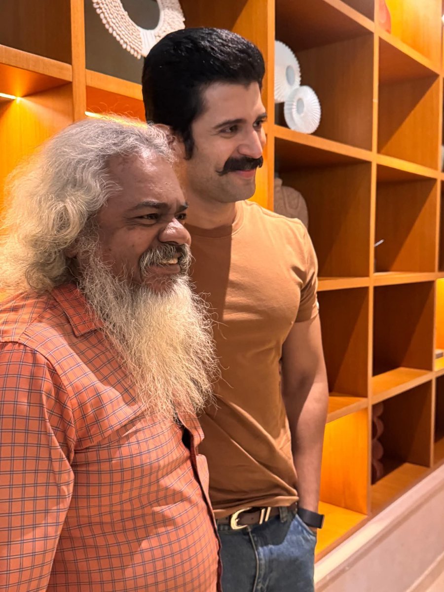 kayaldevaraj's tweet photo. #Throwback Pictures
இன்று சென்னையில் நடந்த #கிங்டம் என்ற படத்தின் நிகழ்ச்சியில் பங்கேற்ற விஜய் தேவரகொண்டா
#SensationalHero
#VD #VijayDeverakonda
At Chennai Pressmeet
#KingdomOnJuly31st
#KingdomTrailer
#KingdomPreReleaseEvent
Thanks @TheDeverakonda Brother https://t.co/eUb0JCu5SY