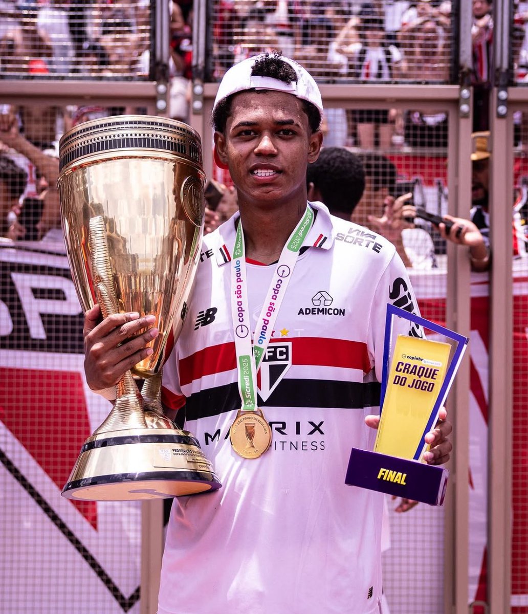 OGabrielSa's tweet photo. 🚨😂 MUDOU NOVAMENTE: Devido à repercussão da mudança do modelo de negócio, o São Paulo voltou atrás e não vai mais liberar o atacante Paulinho ao Botafogo-SP.

A negociação caminha para ser como nos moldes iniciais: EMPRÉSTIMO até o final do ano. Paulinho não será cedido em definitivo. Info da nova mudança antecipada pelo @andrehernan
