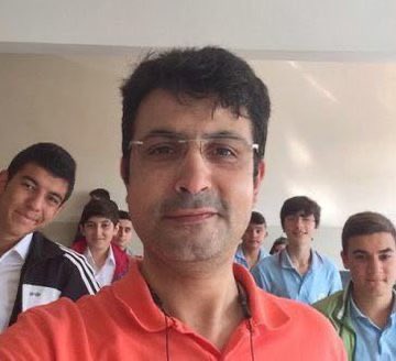 naftalanjaa's tweet photo. 13 gün boyunca işkence gördü.
05 Ağustos 2016’da, gözaltında öldü.

Gökhan Açıkkollu bir öğretmendi.
“Terörist” dediler, ölüsünü bile rahat bırakmadılar.
“Hainler mezarlığına gömülsün” istediler.

Yıllar sonra…
Aynı devlet onu ölümünden sonra göreve iade etti.

#TenkildeOnYıl https://t.co/yHzI1EQJzt