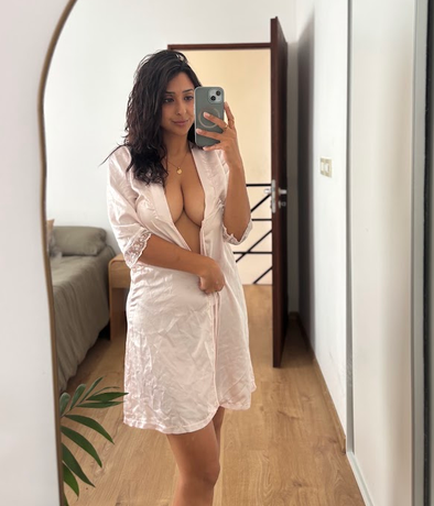 Flore1cute's tweet photo. You keep looking for a reason to stay… I keep giving you one. 😘✨ https://t.co/ouT5W4jYne