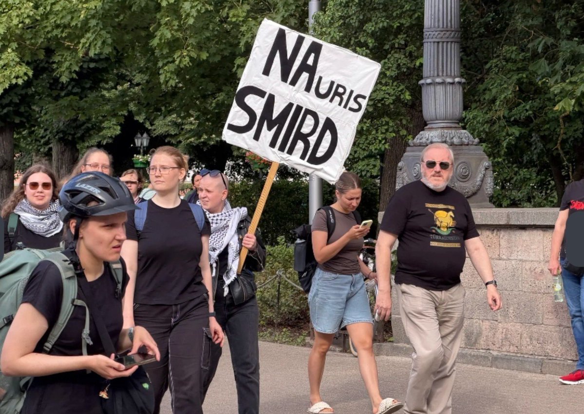 Prusis's tweet photo. NVO "aizstāvju" pikets pie Brīvības pieminekļa šodien perfekti vizualizēja, kāpēc @AndrisKulbergs jāturpina iesāktais. https://t.co/5pSseSQdQS