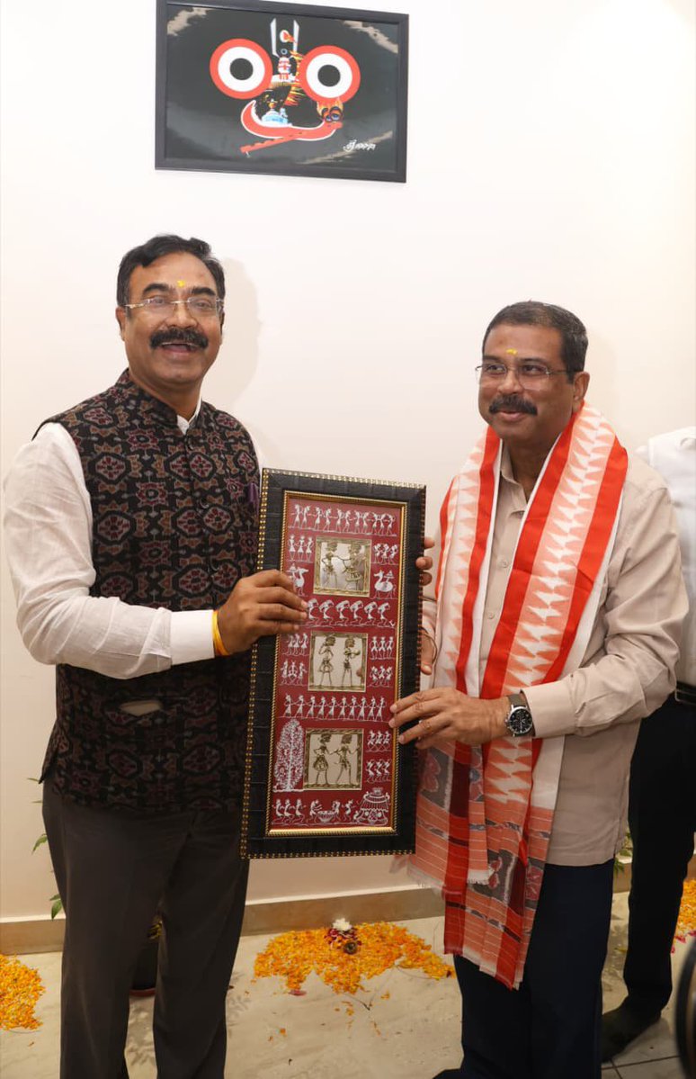 dpradhanbjp's tweet photo. ଓଡ଼ିଶାର ବିକାଶମୂଳକ କାର୍ଯ୍ୟ ସହ ଜଡ଼ିତ ବିଭିନ୍ନ ଗୁରୁତ୍ୱପୂର୍ଣ୍ଣ ବିଷୟରେ ରାଜ୍ୟର ମୁଖ୍ୟମନ୍ତ୍ରୀ,  ରାଜ୍ୟ ସଭାପତି, ରାଜ୍ୟ ପ୍ରଭାରୀ ଓ ଆମ ଦଳର ସାଂସଦମାନଙ୍କ ସହ ଆଲୋଚନା ହେଲା । https://t.co/v79eUGEJdM