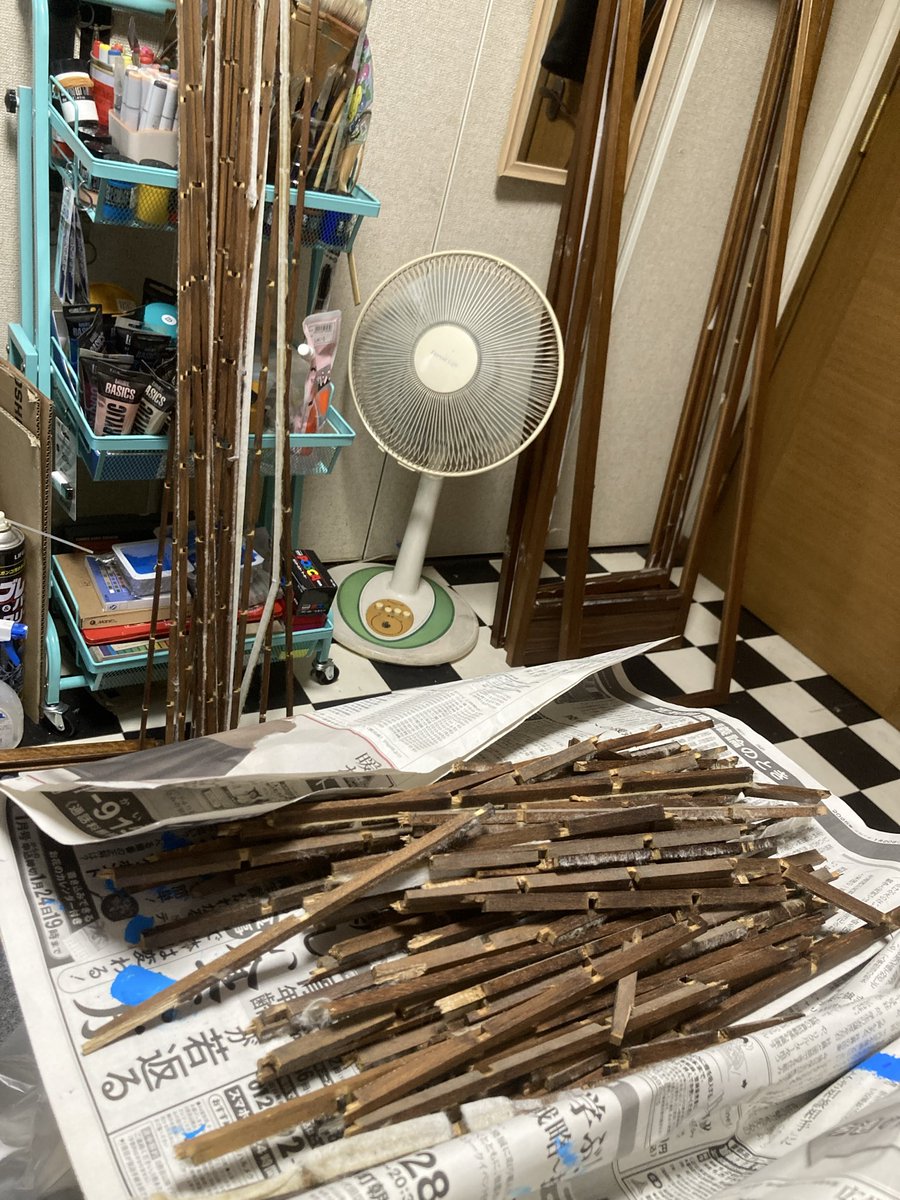 mashuko's tweet photo. クローゼット内に鎮座していた、猫にボロボロにされた5連の屏風、今朝粗大ゴミサイズを燃えるゴミサイズに裁断
電動ジグソーメッチャ便利！
他の何かも切ってみたいww https://t.co/JF3KSw9Yw0