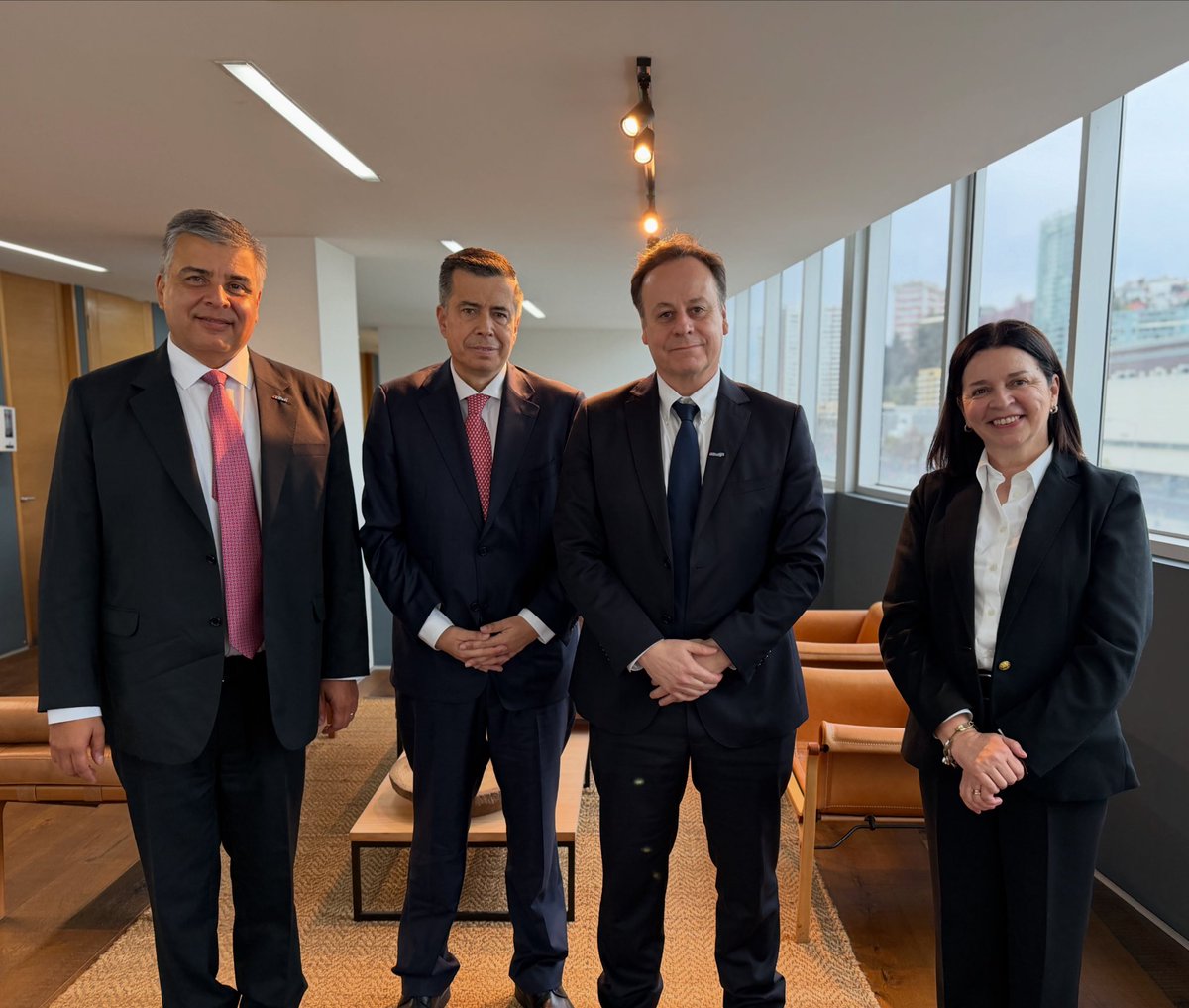 ANDRESCELISM's tweet photo. Me reuní con la directiva regional de la CChC para abordar los desafíos de Valparaíso: reconstrucción tras el megaincendio de 2024, infraestructura y proyectos clave para el futuro de nuestra región.

Necesitamos seguir fortaleciendo el trabajo colaborativo entre el mundo público y privado para impulsar inversión, empleo y las obras que Valparaíso necesita.