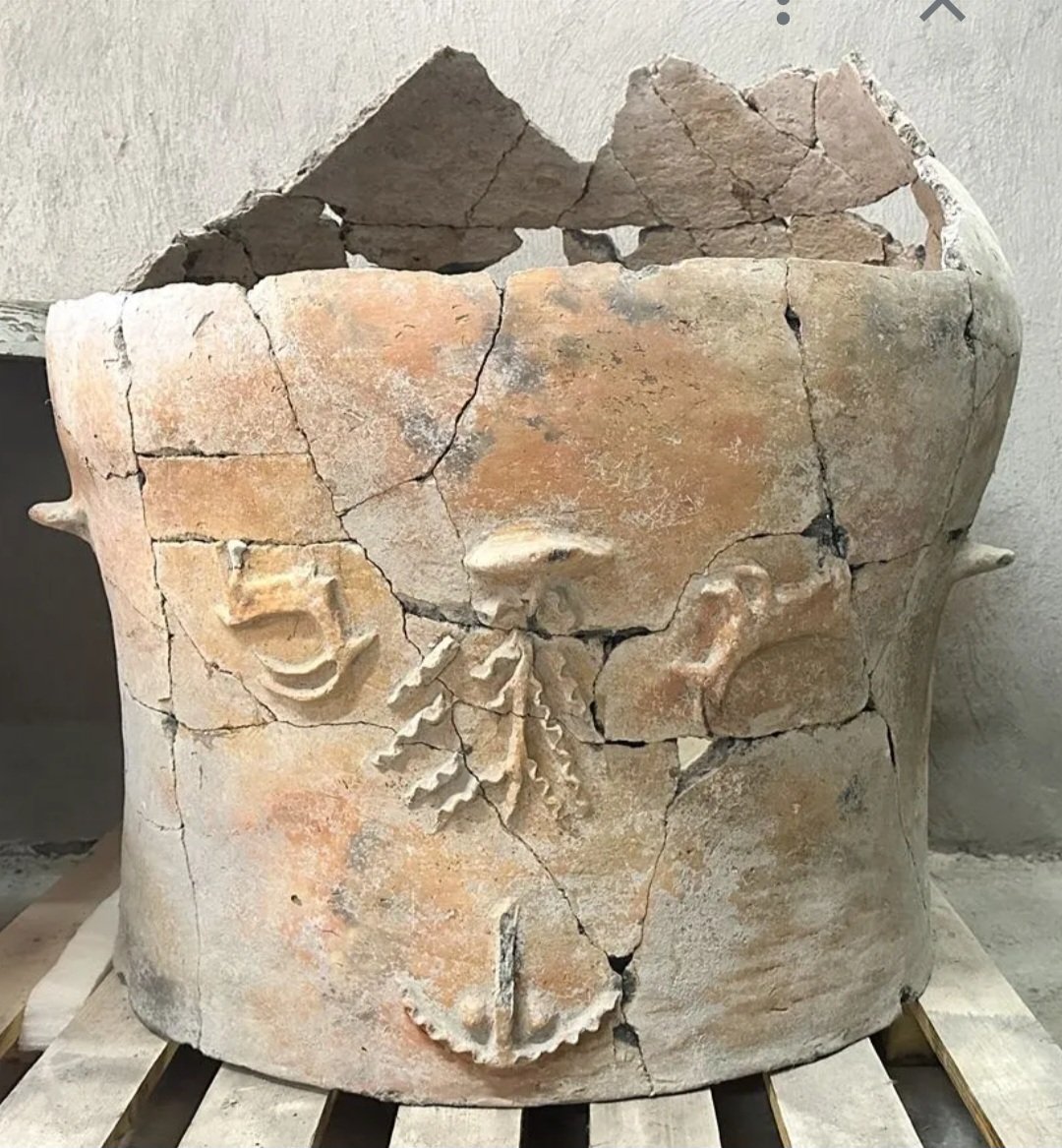 HamitORAL5's tweet photo. Konya -Seydişehir Gökhöyük'te Anadolu yaban keçisi, hayat agacı kabartmalarıyla süslü  insan yüzlü 5 bin yıllık küp keşfedildi. https://t.co/xX875AknO8