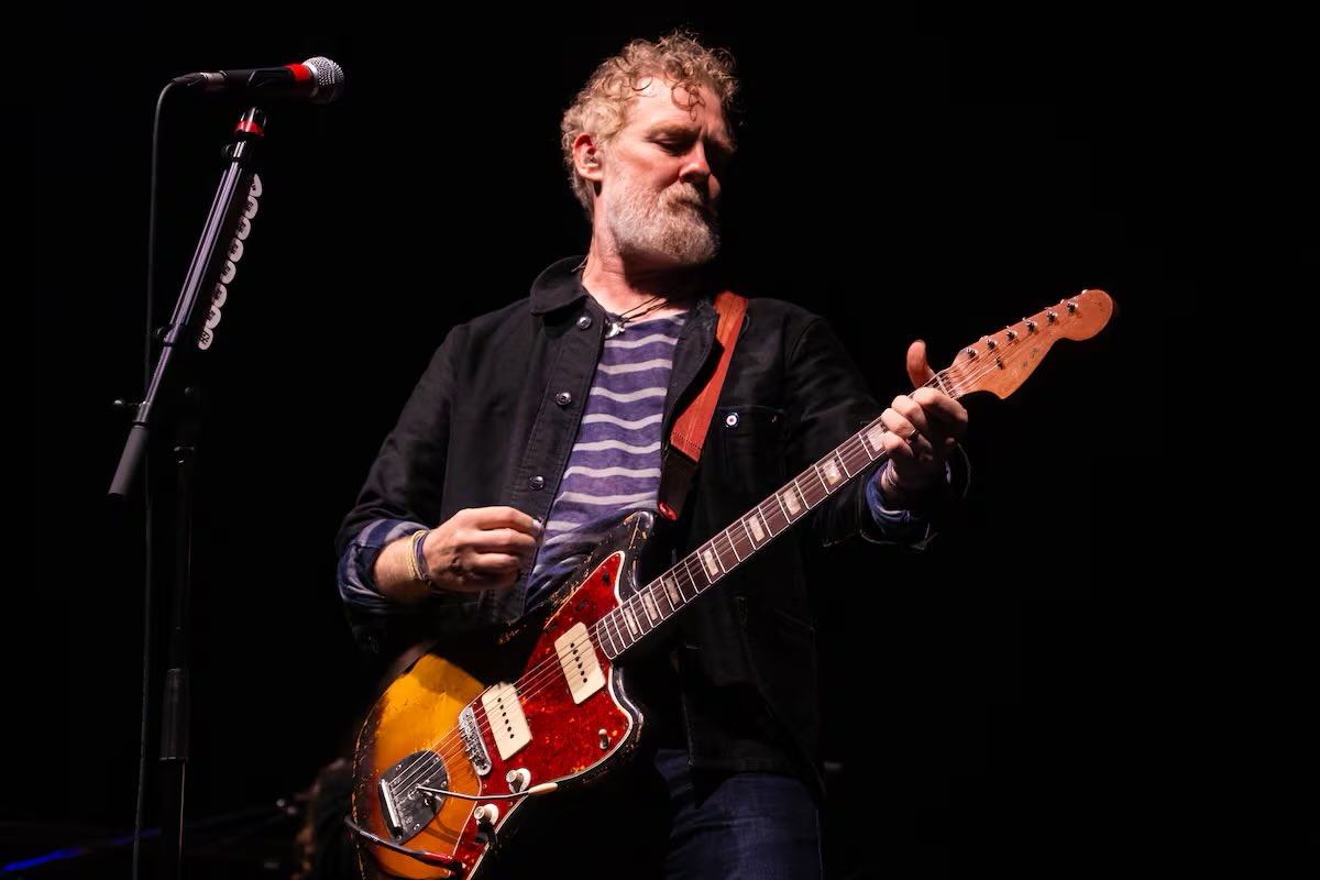 fneirad's tweet photo. Escribir mientras lloras a moco tendido. Adiós a @Glen_Hansard, uno de los tipos más conmovedores que he conocido encima de un escenario. Aún no me lo puedo creer: esta mañana tuiteaba en #UnDiscoAlDía sobre su último LP

Un obituario para @el_pais 

😢

https://t.co/9Td7bZOM60 https://t.co/hhXhSs5Cmr