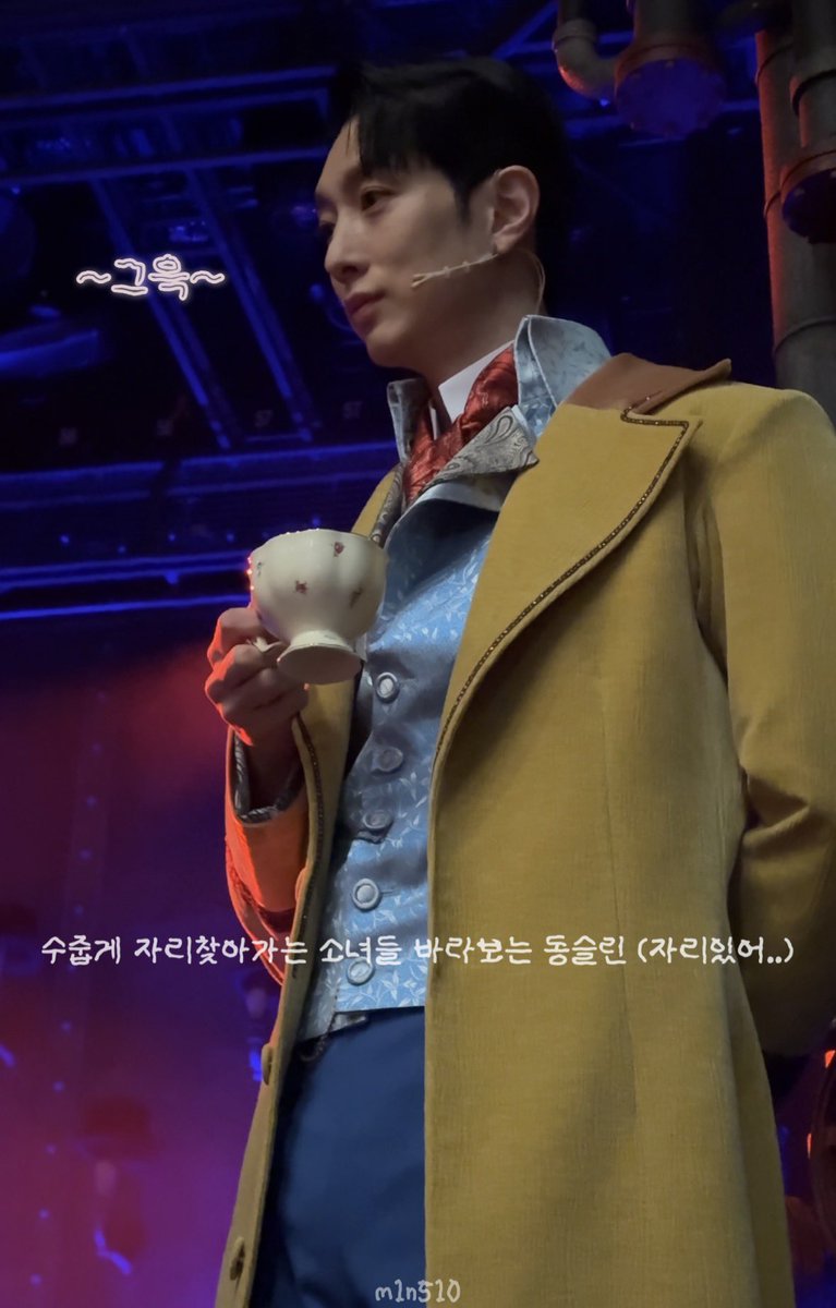 m1n510's tweet photo. 자려다 생각난건데 봉노아의상 재질 때문인건지 빛 반사?따라 하늘색 베스트가 회색으로 보임... 그래서 중간에 집중력 깨져서 자꾸 착시 논란 드레스 생각나 미치는 줄.. https://t.co/j2ztleRhHL