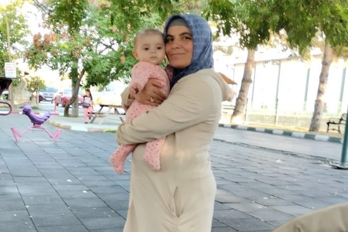 Hapisedilenlr's tweet photo. Bankasya'ya para yatırdığı ve dershanede çalıştığı için 2 yaşındaki kızıyla birlikte cezaevine girdi. 
Çocukların yeri cezaevi değil, anneleriyle birlikte evleridir.

#TenkildeOnYıl
#UnvIsciStatuHakki #YeniDayanışma https://t.co/kp0uZiqPZz
