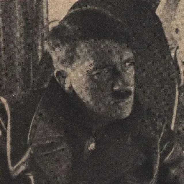 xadrani's tweet photo. At this time in Hitler's life, he already failed his art school admissions test once, and his mother had passed.

So what does he do?

Get an office job?

No. He decides to take the admissions test again, and in the meantime, he hangs out in Vienna, goes to the opera, takes in the architecture, etc.

Since both his parents were now gone, he lived off an orphans pension.

He had the the classic attitude of a stubborn winner.

His art school application is rejected, so he just thinks - "Well, I'm just going to keep applying and do nothing else"

As his funds dwindled, he gradually slipped into homelessness.

He first lived in a lodging house with his friend & they survived off basic food, but as time went on, he moved into smaller and cheaper accommodations,

and eventually fell into complete homelessness.

He began relying on food given out by nuns from local churches.

The reason I'm highlighting this period of his life is for one sole reason -

He didn't ONCE think to scale back his goals, or accept a compromise.

He continued painting, continued studying art, continued with his passion for architecture.

There wasn't a single cell in his brain that could have directed him towards getting a basic "job".

He eventually spends some of his last money on good clothes to look respectable, and begins selling paintings.

Through this business, he pulled himself up & out of poverty.

He was not wired for the life of a slave.