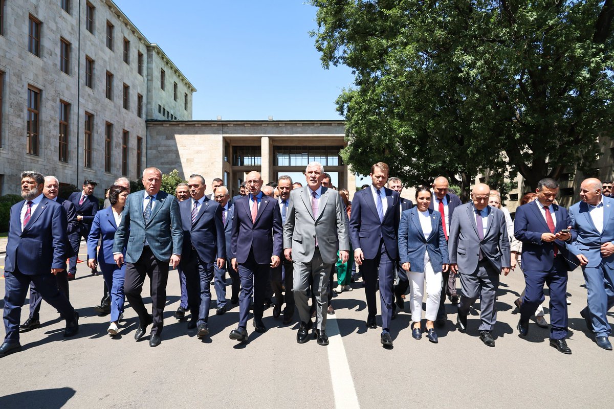 MDervisogluTR's tweet photo. Bizim anlayışımızda; şehit ailelerimizin ve gazilerimizin bulunduğu her yer, Millî Meclis’tir.

İşte bu sebeple bugün grup toplantımızın ardından haklarını arayan şehit ailelerimizin ve gazilerimizin yanına, Güvenpark’a yürüdük. https://t.co/cmhzM58XXT