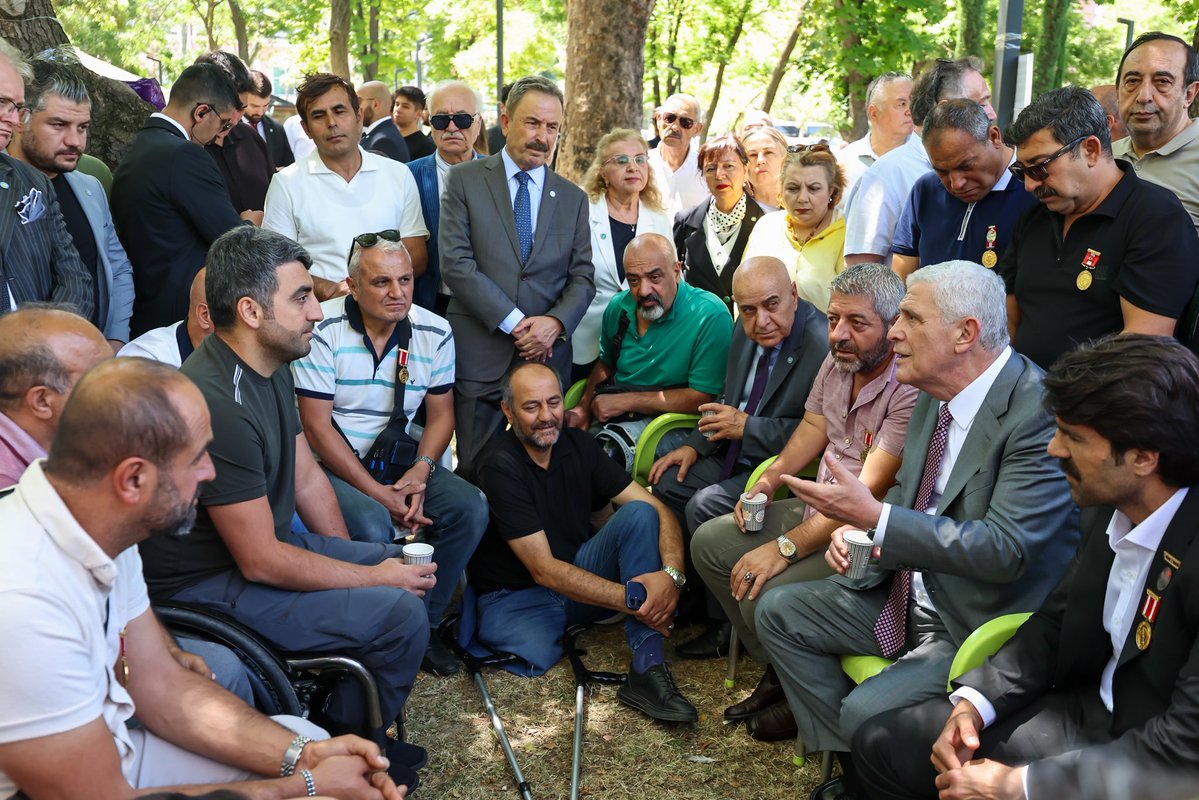 MDervisogluTR's tweet photo. Bizim anlayışımızda; şehit ailelerimizin ve gazilerimizin bulunduğu her yer, Millî Meclis’tir.

İşte bu sebeple bugün grup toplantımızın ardından haklarını arayan şehit ailelerimizin ve gazilerimizin yanına, Güvenpark’a yürüdük. https://t.co/cmhzM58XXT