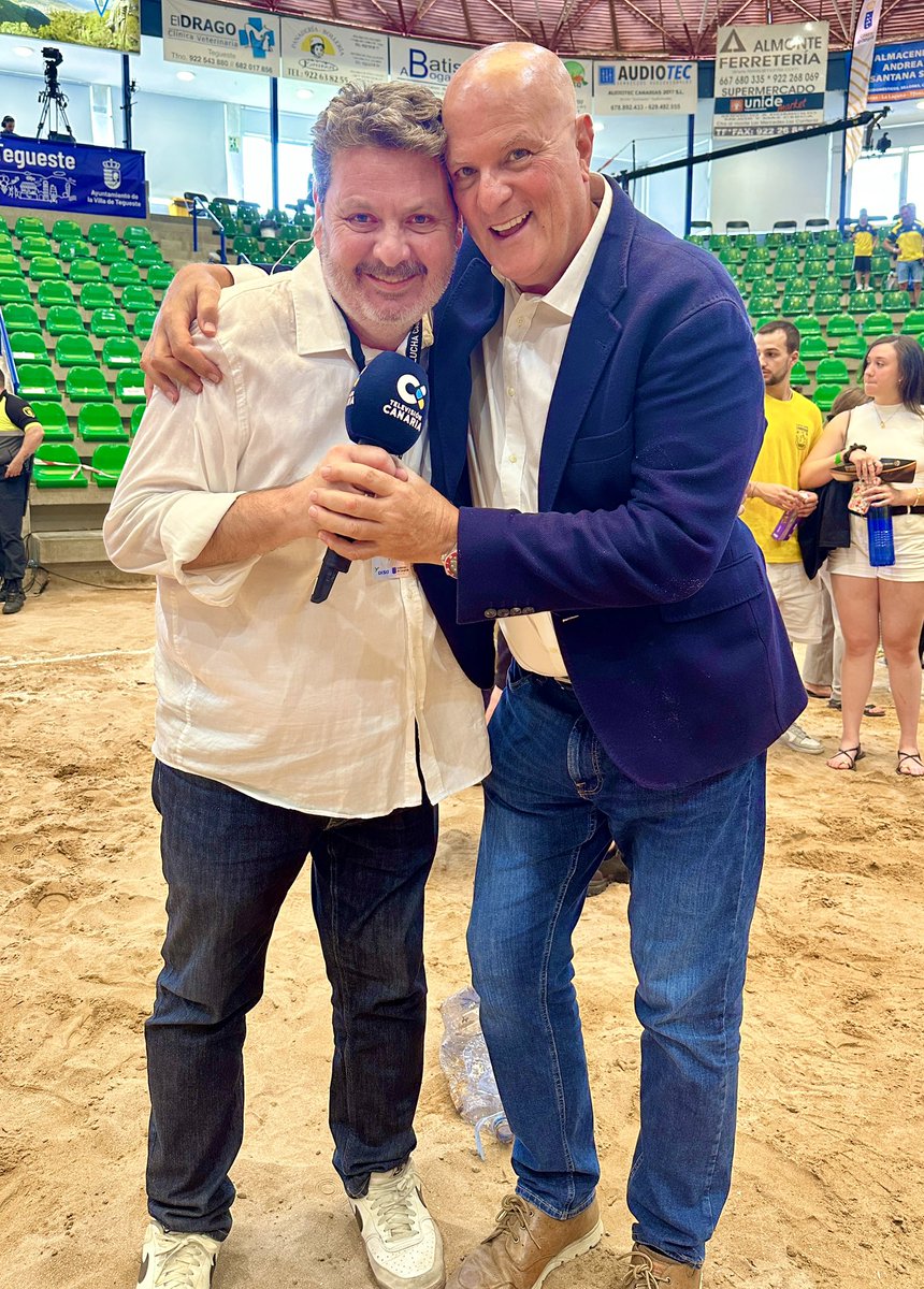 josemanuelpitti's tweet photo. #JoséLuisPerdomo🎙️ 
#UnCrack 🎙️
     📸 Hace unos días, en el “Terrero Mencey Tegueste”, y mientras transmitíamos la #FinalA4 para @TerreroyGloria @elplansl @RTVCes , coincidí, en ambiente deportivo festivo, con múltiples allegados, entre ellos mi entrañable amigo #JoséLuisPerdomo, con el que aparezco retratado en este post; imagen que guardaré en mi fototeca como oro en paño 
      🎱 Siempre sentí gran afecto y cariño por José Luis, un profesional inmenso y un ser humano excepcional, también un canario integral que hoy dedica muchos de sus espacios en RTVC a los deportes autóctonos; a la propia lucha y a la vela latina (botes y barquillos) y a la bola canaria, disciplina, ésta última, de la que es narrador pionero en unos contenidos que son realizados, ejerciendo igualmente un perfecto magisterio, por su gran amigo Jorge Salamanca. 
     📻 José Luis Perdomo cumplió recientemente sus Bodas de Plata en RTVC, destino que alcanzó después de sus inicios en “Radio Libertad”, emisora en la que debutó curiosamente con un programa de salsa, y luego en Canal-9, donde coincidió con otros dos grandes del Medio:  Jesús Alberto Rodríguez y Armando Vallejo
    💛💙 Siempre ligado a la información deportiva, que hoy dirige mi compañera @FatiFebles en RTVC, José Luis dirigió y presentó recientemente, con gran éxito de audiencia, el programa “El ascenso de Pacuco”; una efeméride que aconteció el 22 de junio de 1996 cuando la Unión Deportiva Las Palmas ganó en Elche y retornó a la LFP
      🌴 En su momento, mi admirado amigo José Luis Perdomo también hizo la letra de una polca para el programa “La Bodega de Julián”; una letra con la que nos identificamos muchos de los que hemos vivido la difícil aventura de la información deportiva regional…
     💛🤍💙 “Canarión en Tenerife / chicharrero en Gran Canaria / yo me llevo palos / por donde quiera que vaiga”
      🗣️ Me siento extraordinariamente orgulloso de mi amistad con José Luis Perdomo, con quien alegué recientemente un buen rato 
     📲 Algún día compartiremos plató, intercambiaremos vivencias y romperemos los audímetros 😂
#GraciasJoséLuis 🙏
#AquíGanaLaBolaCanaria 🎱 
#Salud 🇮🇨❤️