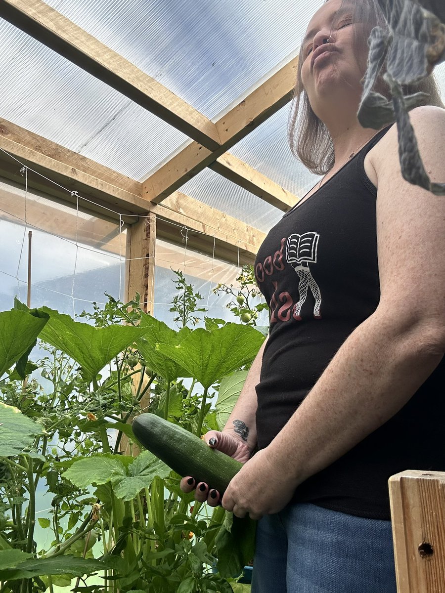 littleleah78's tweet photo. Don’t be jealous because my zucchini is bigger than yours. https://t.co/oNEYmm5oF1