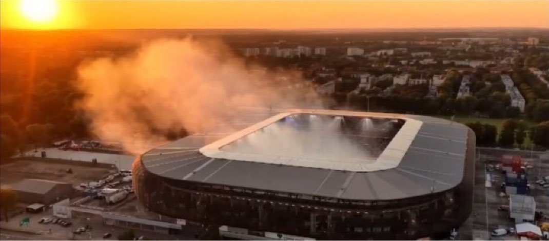 sarilaciapp's tweet photo. Şunu biz yapsak UEFA tepemizden inmezdi. https://t.co/4CM7N44uyX