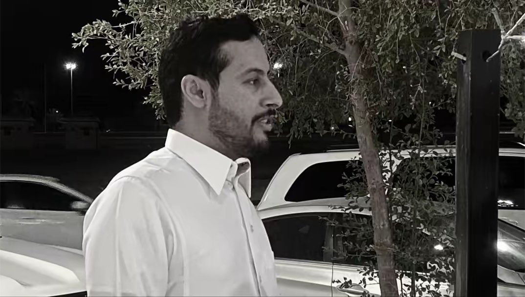 iok_90's tweet photo. من البارحه وانا انتظر حزة المنهاج
لو الذكريات تحاصر القلب وتدكه

اشوف المشاعر كنها زحمة الحجاج
واقول المشاعر قدست بس في مكه ..!

عشان النديم اللي عطيته وانا محتاج
وعمرت حبه وسط قلبي واخذ صكه

احنه من الزله ومن هرجة الهراج
وابكي عيون اللي يقولون لي بكه

ولاهوب شرط البعد يطفي الغلا الوهاج
ابن عون كان مولع بـ طيره وفكه

يا شين الوصال اللي يجي من وراه ازعاج
خصوصاً مع اللي .. يفتح الباب ويصكه

وانا اهون علي يقفل الباب بـ المزلاج
ولا يتركه مردود .. في سده بلكه

فراقٍ غلانا فيه اساسي وطلق حجاج
ولا وصلٍ يجلس غلانا على الدكه

لازاد العتب قل الغلا حسب الاستنتاج
لو ان الغلا مثل السمن داخل العكه

عزمت وقطعت الراي حين الصباح انباج
وحصنت قلبي يوم وريته السكه

مدام المرض تستخرج الناس منه اعلاج
ابا استخرج الراحه من الضيق والتكه

توادعت " انا وياه " منعاً لكل احراج ..!
وحفظاً لـ ماء الوجه والخوف والشكه

وداع السجين اللي بعد وصله امر افراج
توادع مع  اصحابه .. وقلبه يبى الفكه ..!

- عناد الشيباني | @enadm1