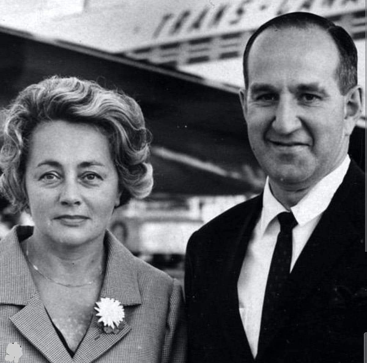 claudiacm1146's tweet photo. Après l’assassinat de Pierre Laporte par le #FLQ en octobre 1970, sa veuve Françoise Laporte a transformé une tragédie personnelle en une vie de service. Devenue juge de la citoyenneté, elle a consacré des décennies à accueillir les nouveaux Canadiens. Une noble mission. #Qcpol https://t.co/hjGGsUy7FI