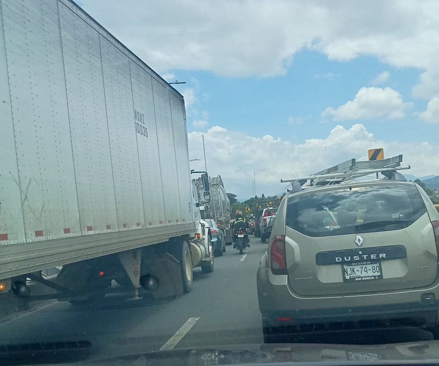 exeni's tweet photo. En el puente del tecnológico de Morelia hacia salida a Salamanca. Así luce este medio día de miércoles en Morelia https://t.co/3JciVXMrcy