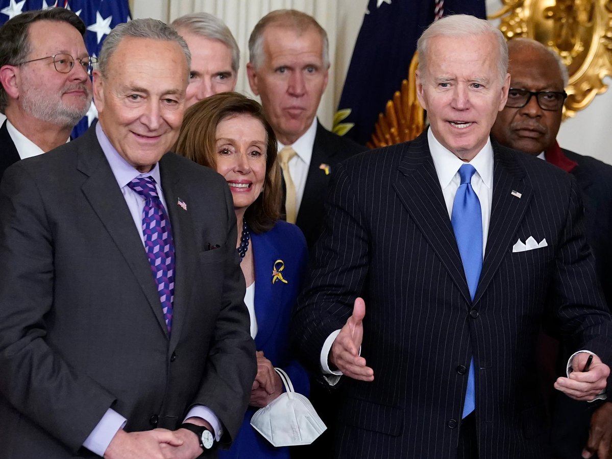 Vivek4real_'s tweet photo. BREAKING: 🇺🇸 DEMOCRAT SENATOR THOM TILLIS JUST URGED ALL THE DEMOCRATS TO VOTE YES TO PASS THE CRYPTO CLARITY ACT

“SHOW GOOD FAITH” AND GET THIS BILL DONE FINALLY

THEY ARE ALL COMING TOGETHER TO PASS THE BILL

IT’S FINALLY HAPPENING 🚀 https://t.co/UzWzs3nAqC