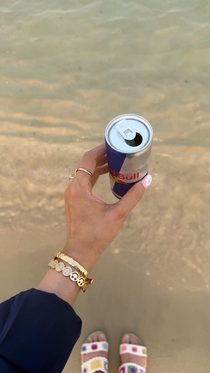 ZENAAH_07's tweet photo. Summer vibes 🌺☀️🌊 https://t.co/jvNGCUoavE